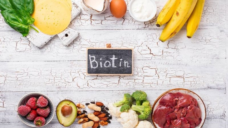 Viên uống bổ sung biotin, nhấn mạnh vai trò của vitamin này trong việc nuôi dưỡng và kích thích mọc móng