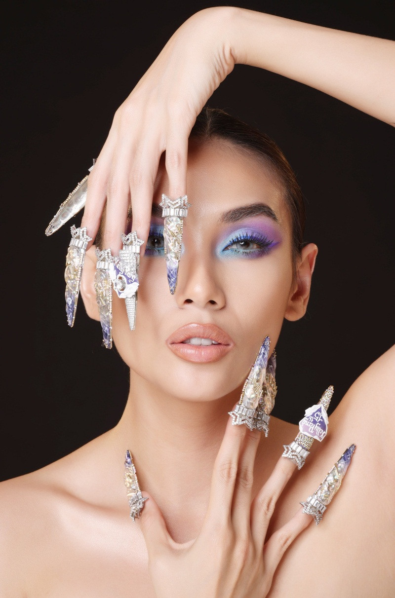 Võ Hoàng Yến trình diễn với bộ móng tay kim cương 2 tỷ đồng
