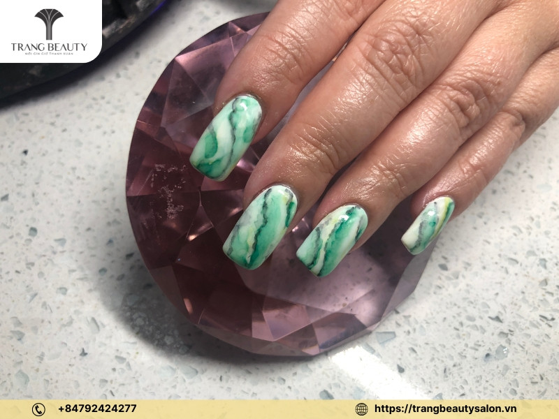 Water marbling nail art độc đáo và tinh xảo