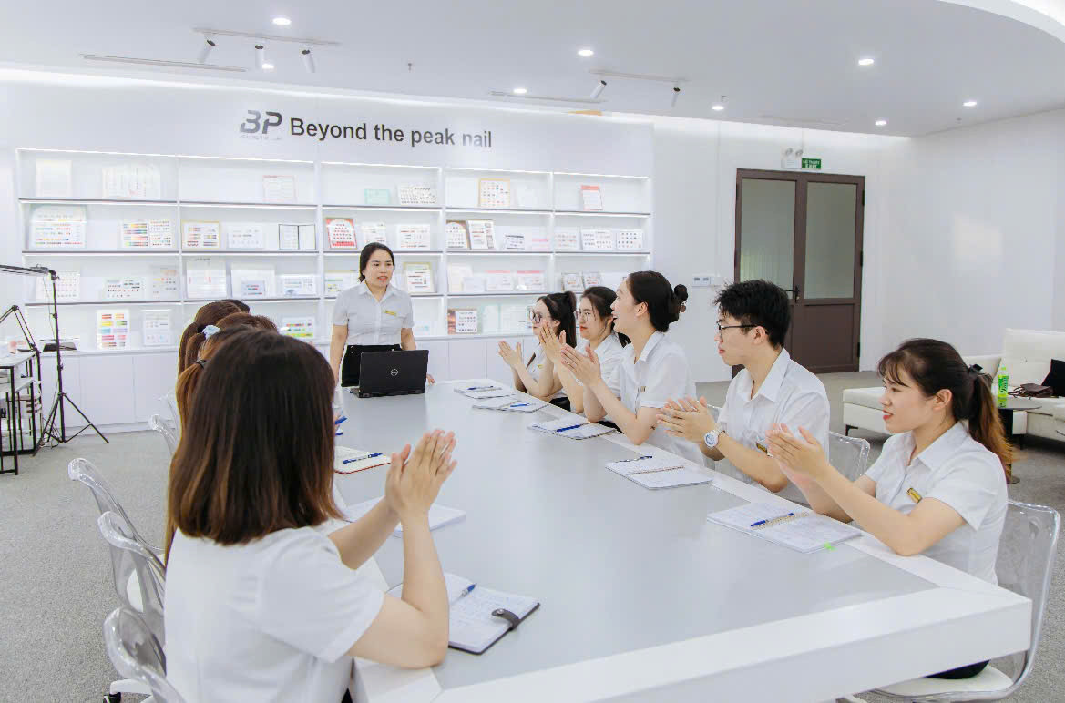 Công Ty TNHH Sơn Móng Tay Beyond The Peak: Tiên Phong Ngành Nail Việt Xe nâng vận chuyển nguyên liệu trong nhà máy sản xuất sơn móng tay Beyond The Peak