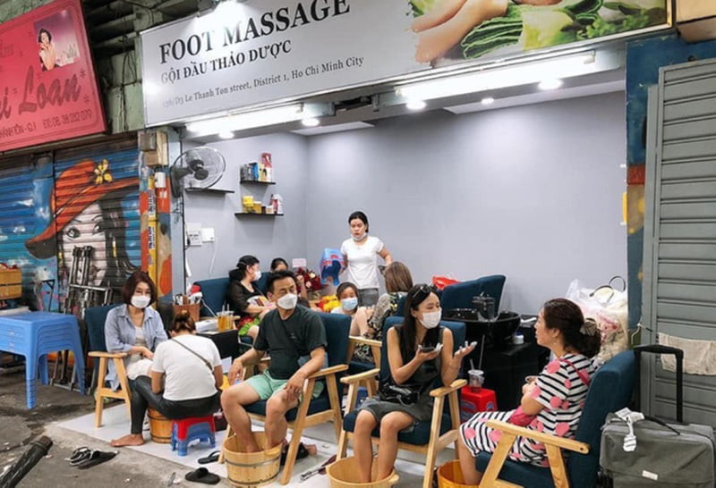 Xóm Nail Sài Gòn, một địa chỉ nổi tiếng để mua keo dán móng tay giả, được nhiều người tin dùng nhờ sự đa dạng và chất lượng sản phẩm.